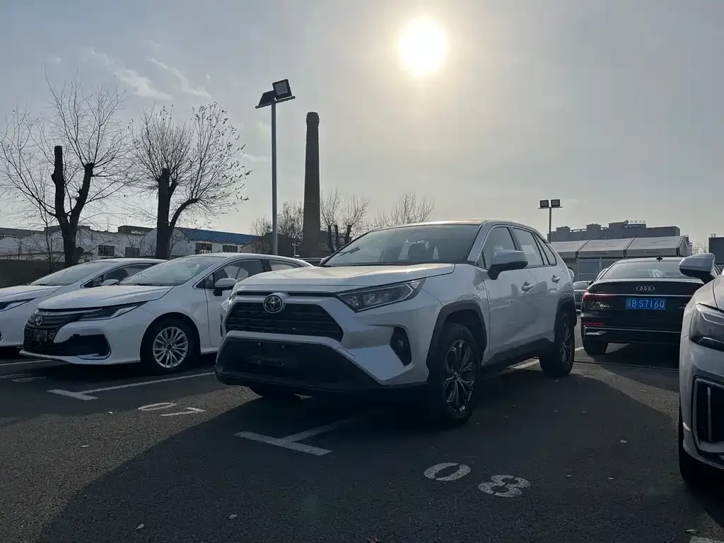 Toyota RAV4 — фото 2