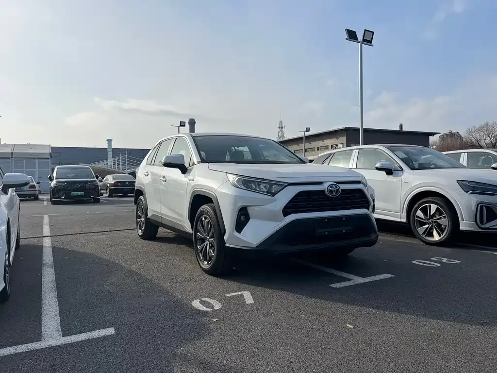 Toyota RAV4 — фото 3