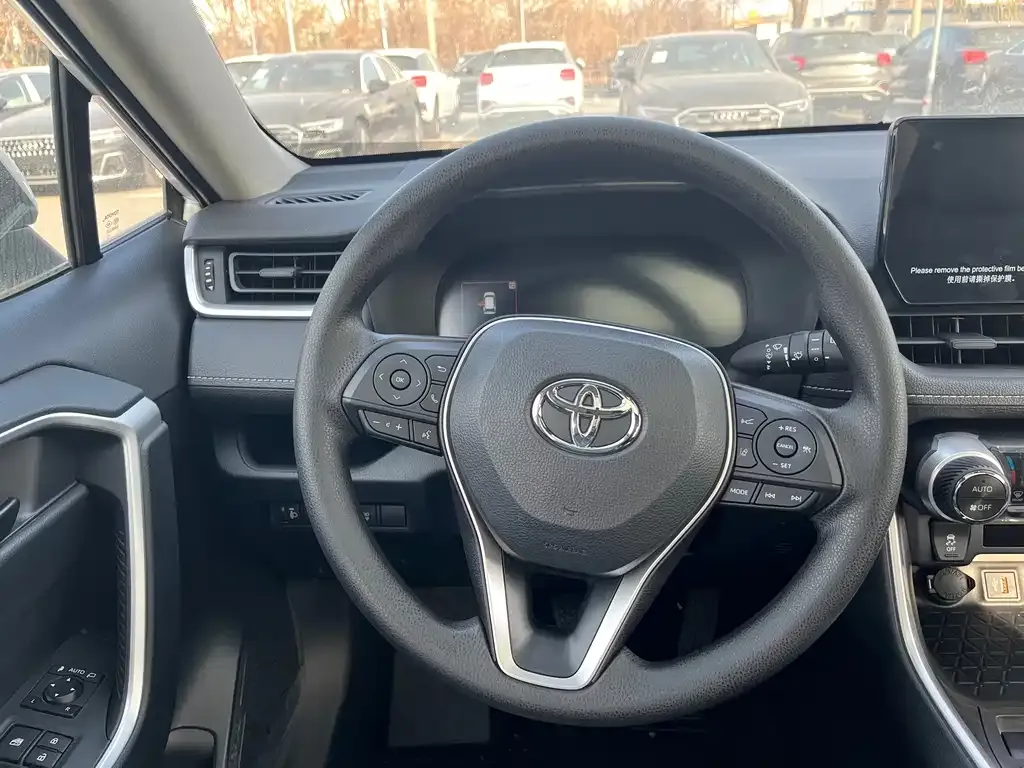 Toyota RAV4 — фото 5