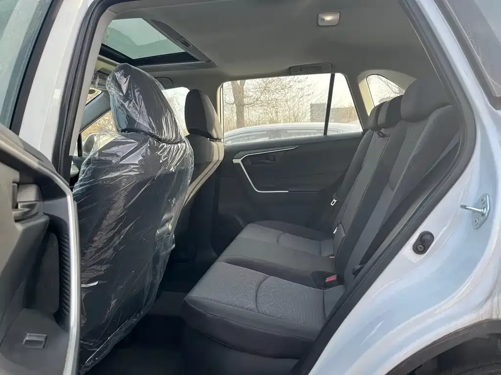 Toyota RAV4 — фото 7