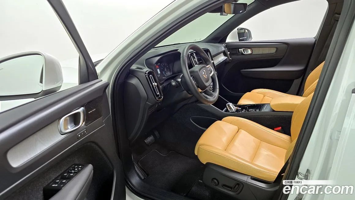 Volvo XC40 — фото 10