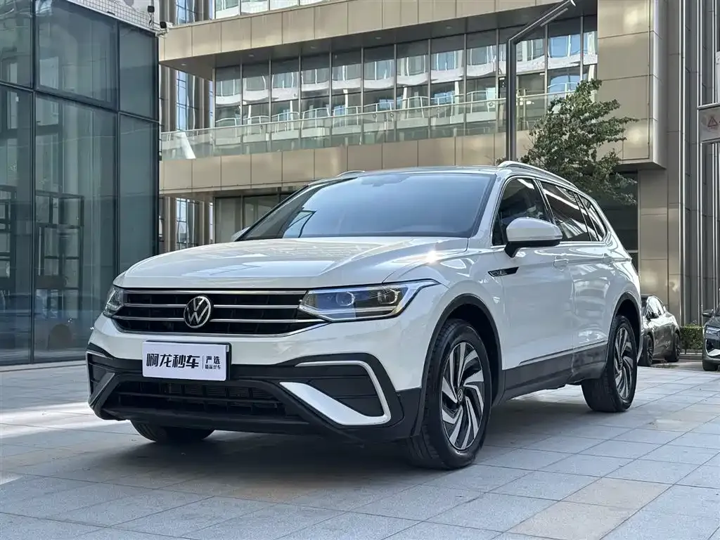Volkswagen Tiguan L — фото 1
