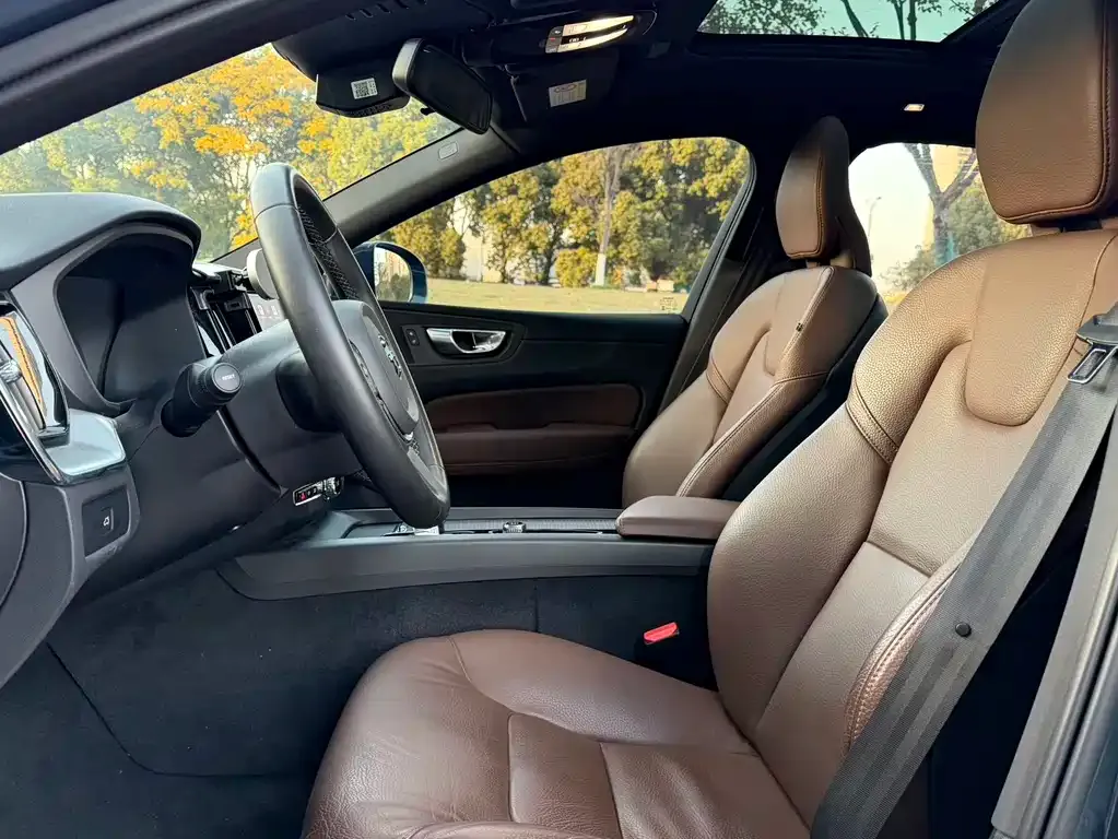 Volvo XC60 2023 из CN, фото 8