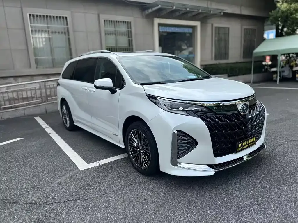Toyota Sienna 2023 из CN, фото 2