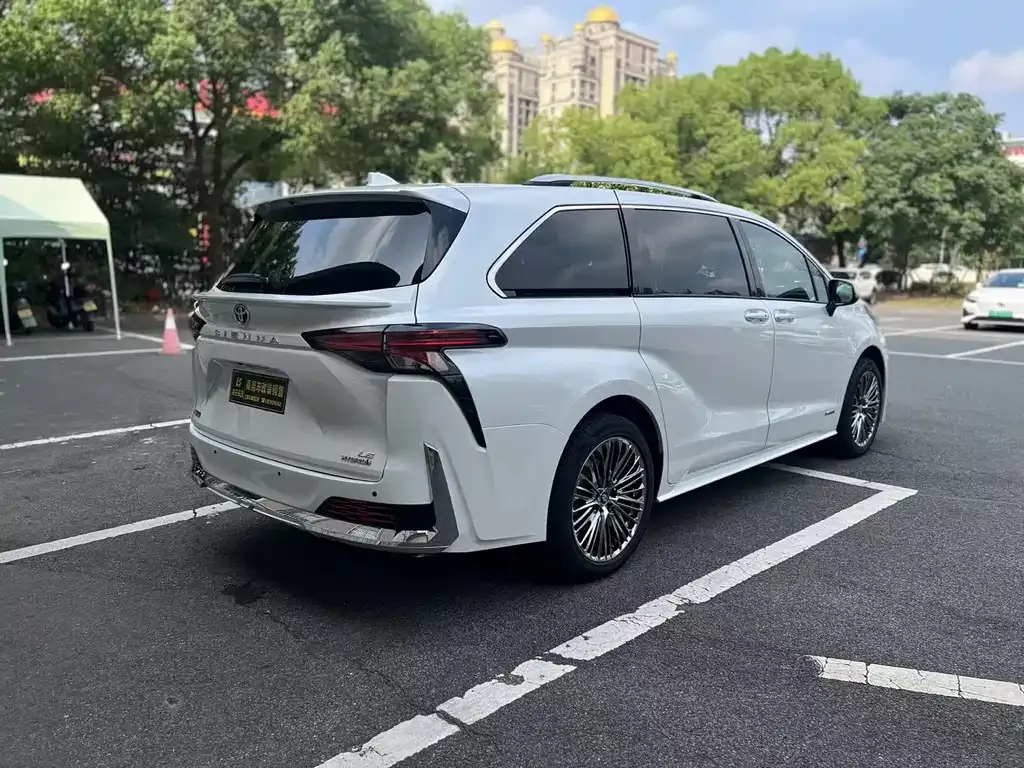 Toyota Sienna 2023 из CN, фото 4