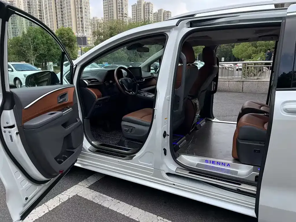 Toyota Sienna 2023 из CN, фото 5