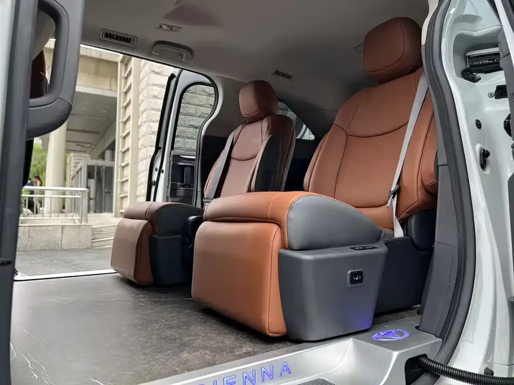 Toyota Sienna 2023 из CN, фото 6