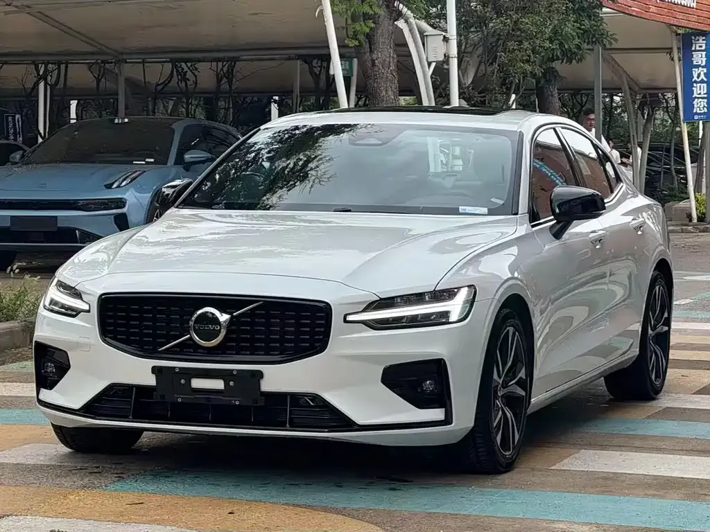 Volvo S60 — фото 1
