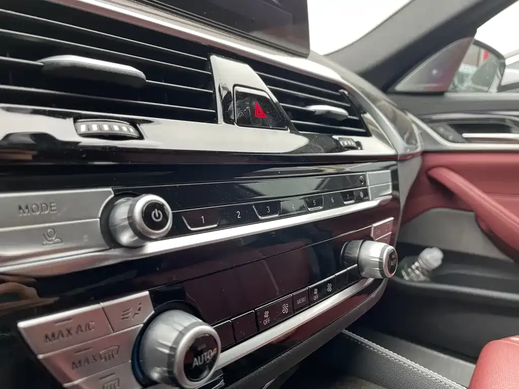 BMW 5 Series 2024 из CN, фото 9