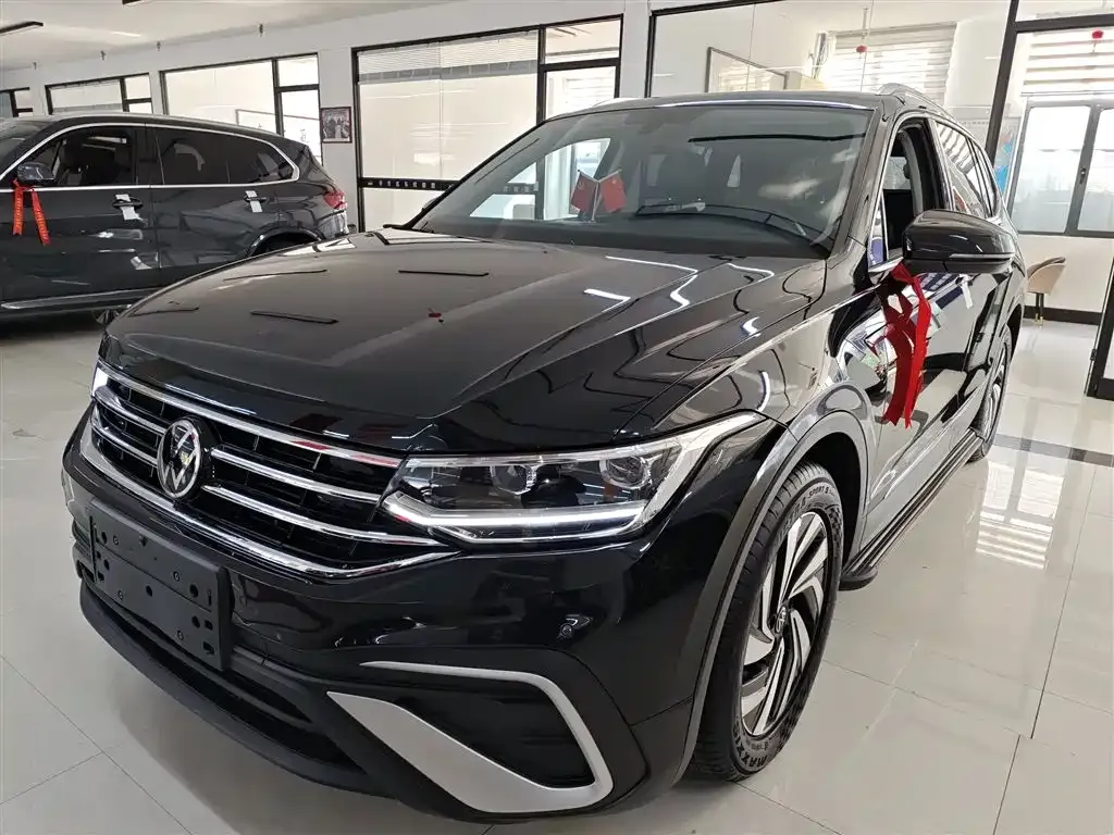 Volkswagen Tiguan L — фото 1