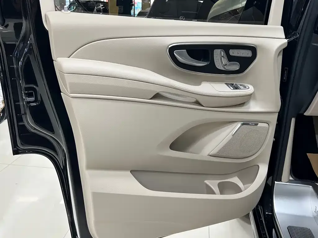 Mercedes-Benz V-Class 2023 из CN, фото 4