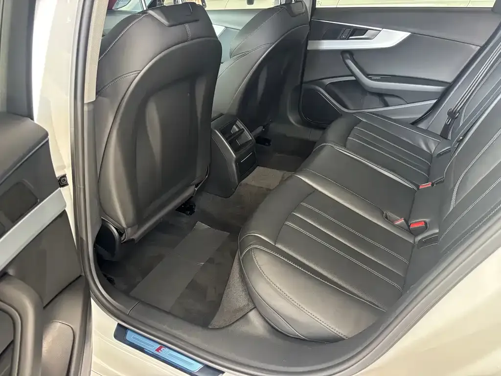 Audi A4L 2022 из CN, фото 9