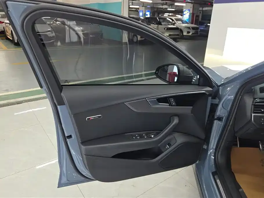 Audi A4L 2022 из CN, фото 7