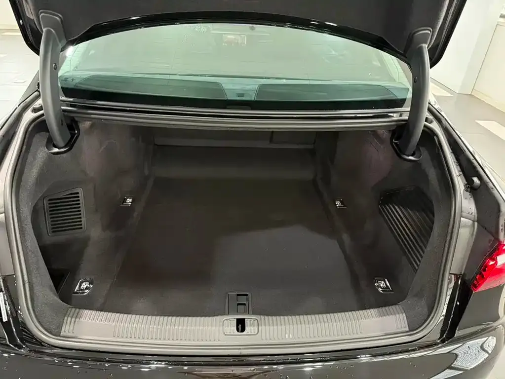 Audi A8 2024 из CN, фото 7