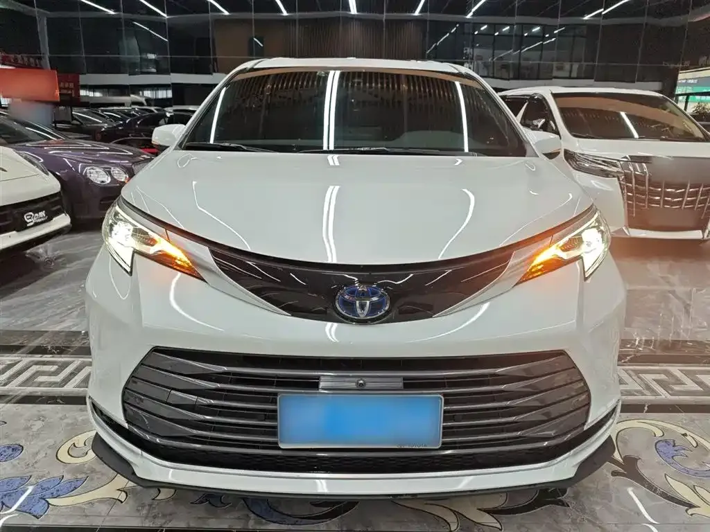 Toyota Sienna 2022 из CN, фото 3