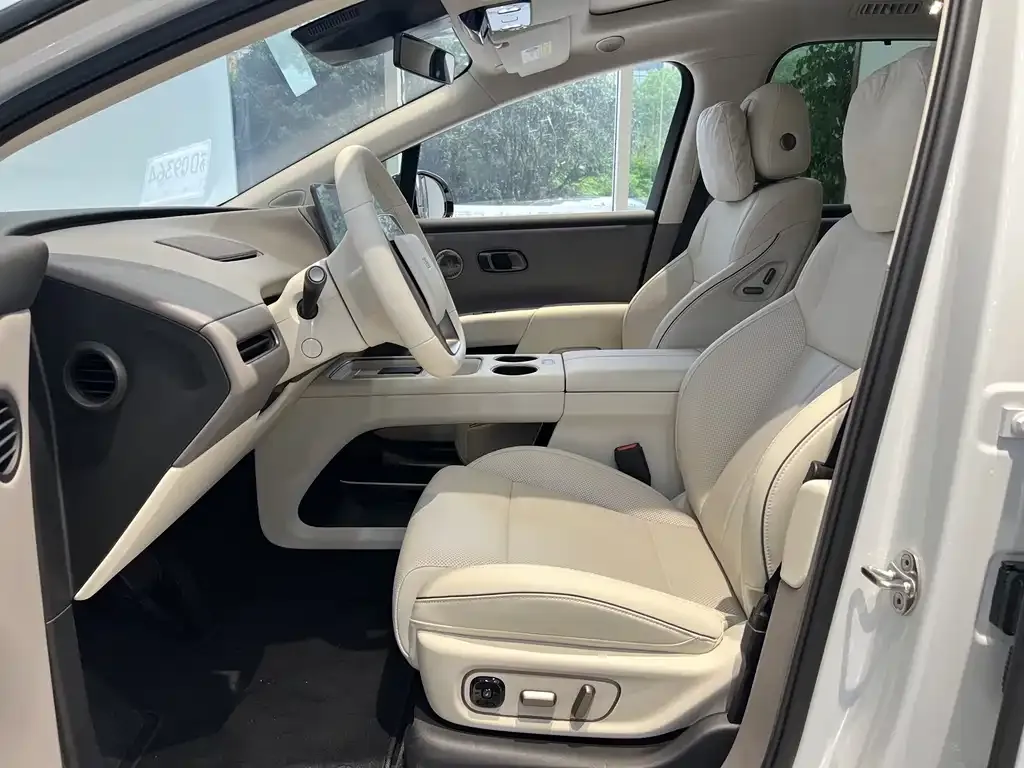 Li Auto i8 — фото 7