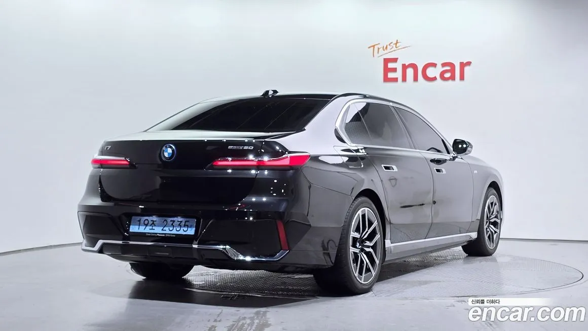 BMW i7 — фото 2