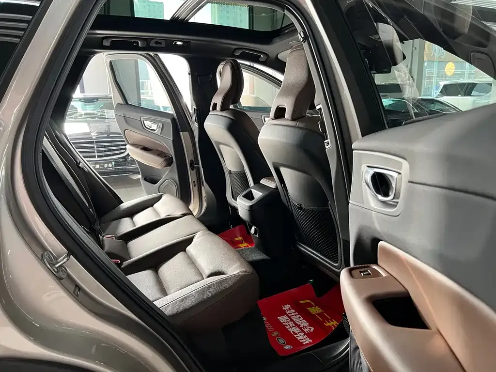 Volvo XC60 — фото 10