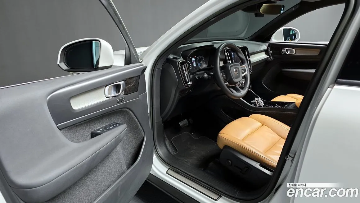 Volvo XC40 — фото 10
