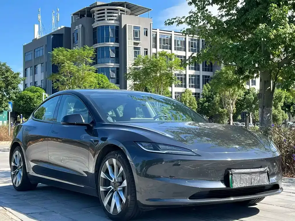 Tesla Model 3 — фото 1