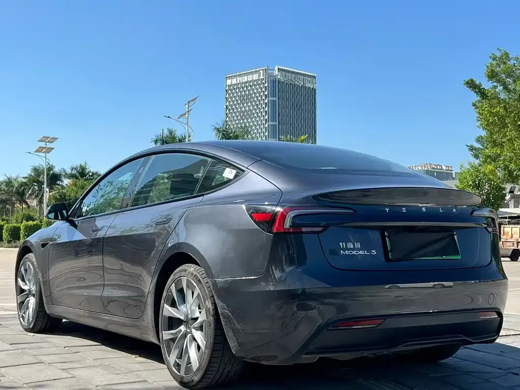 Tesla Model 3 — фото 9