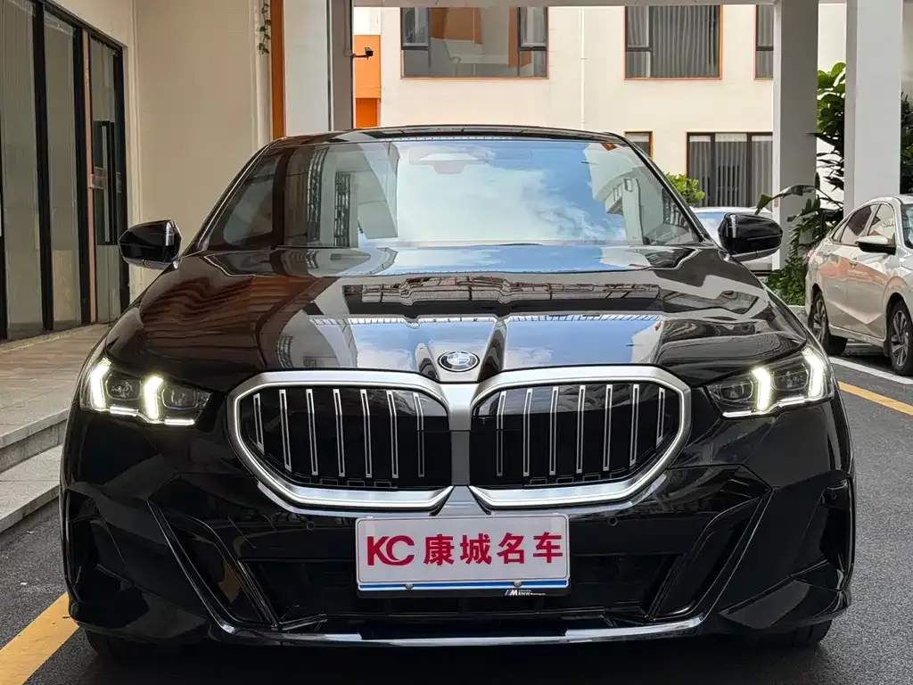 BMW 5 Series 2025 из CN, фото 2