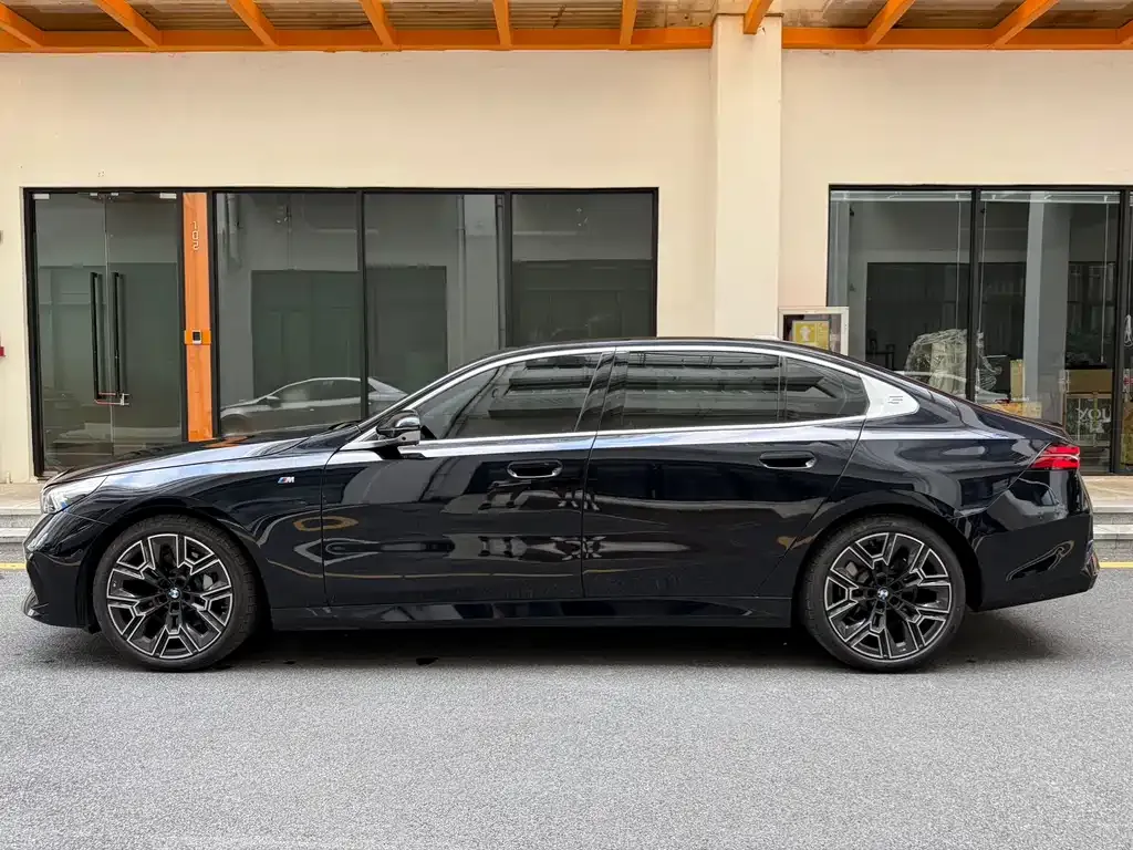 BMW 5 Series 2025 из CN, фото 5