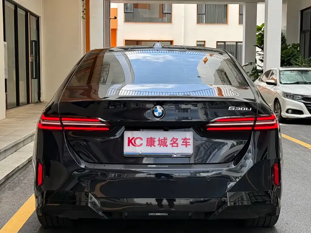 BMW 5 Series 2025 из CN, фото 7