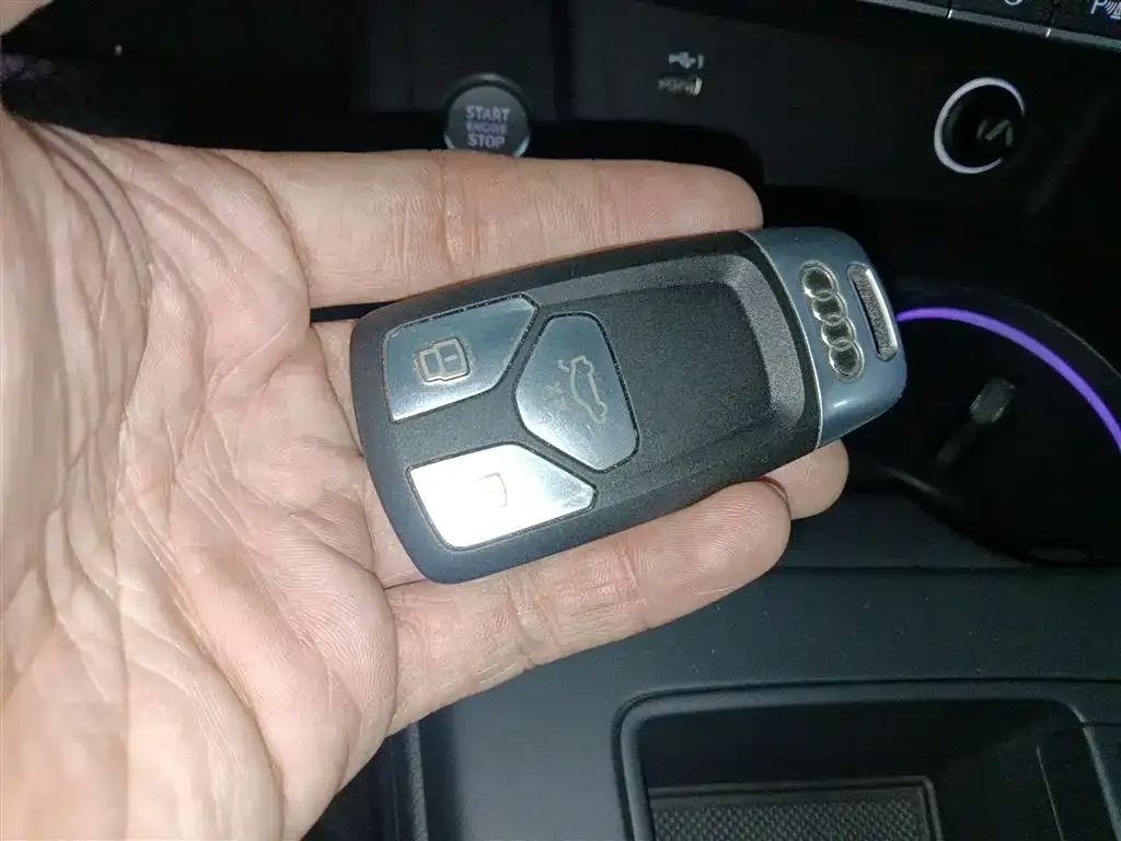 Audi A4L 2021 из CN, фото 9