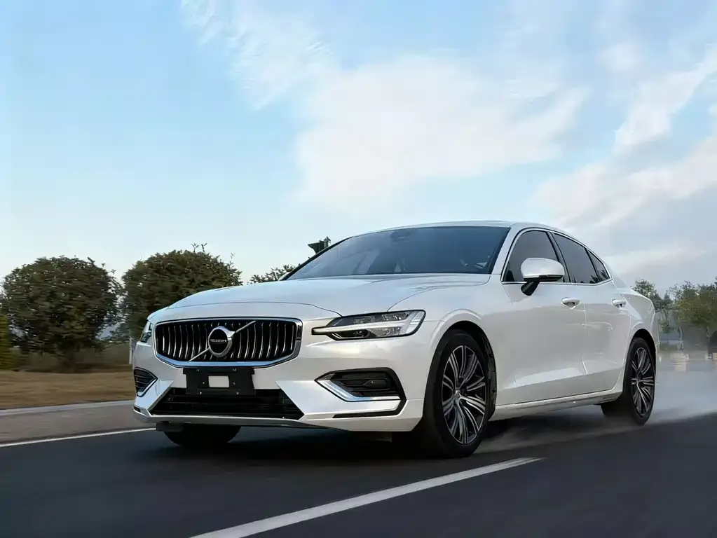 Volvo S60 — фото 1