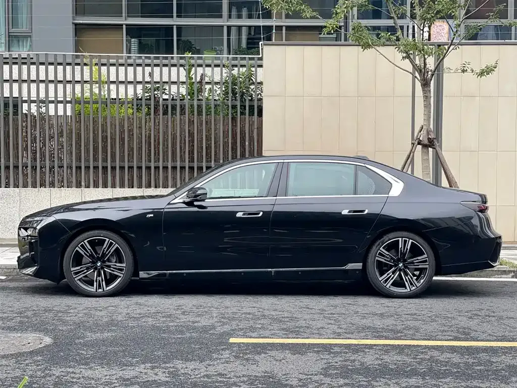 BMW 7 Series 2025 из CN, фото 2