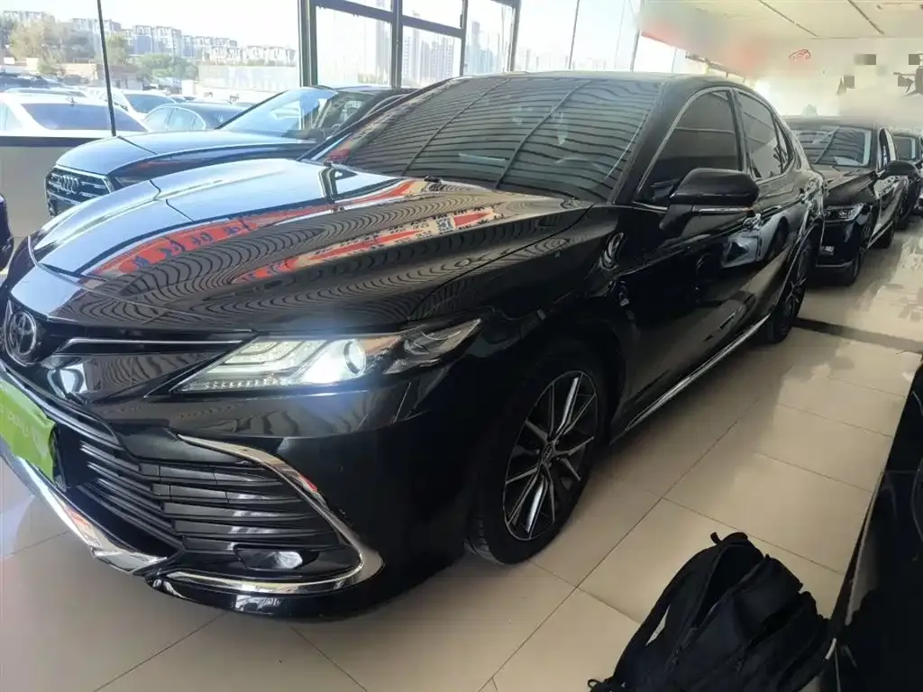 Toyota Camry — фото 1