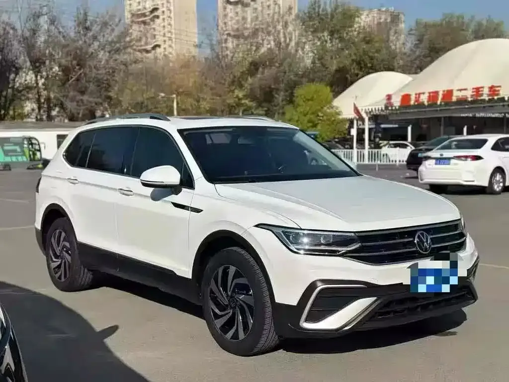 Volkswagen Tiguan L — фото 1