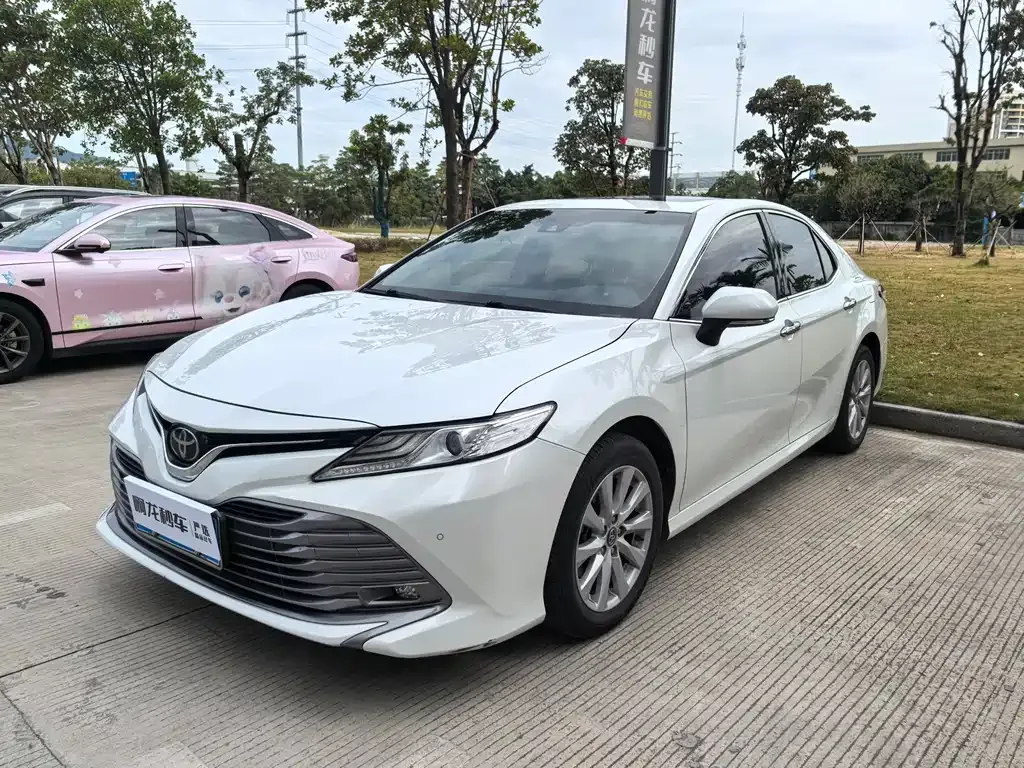 Toyota Camry — фото 1