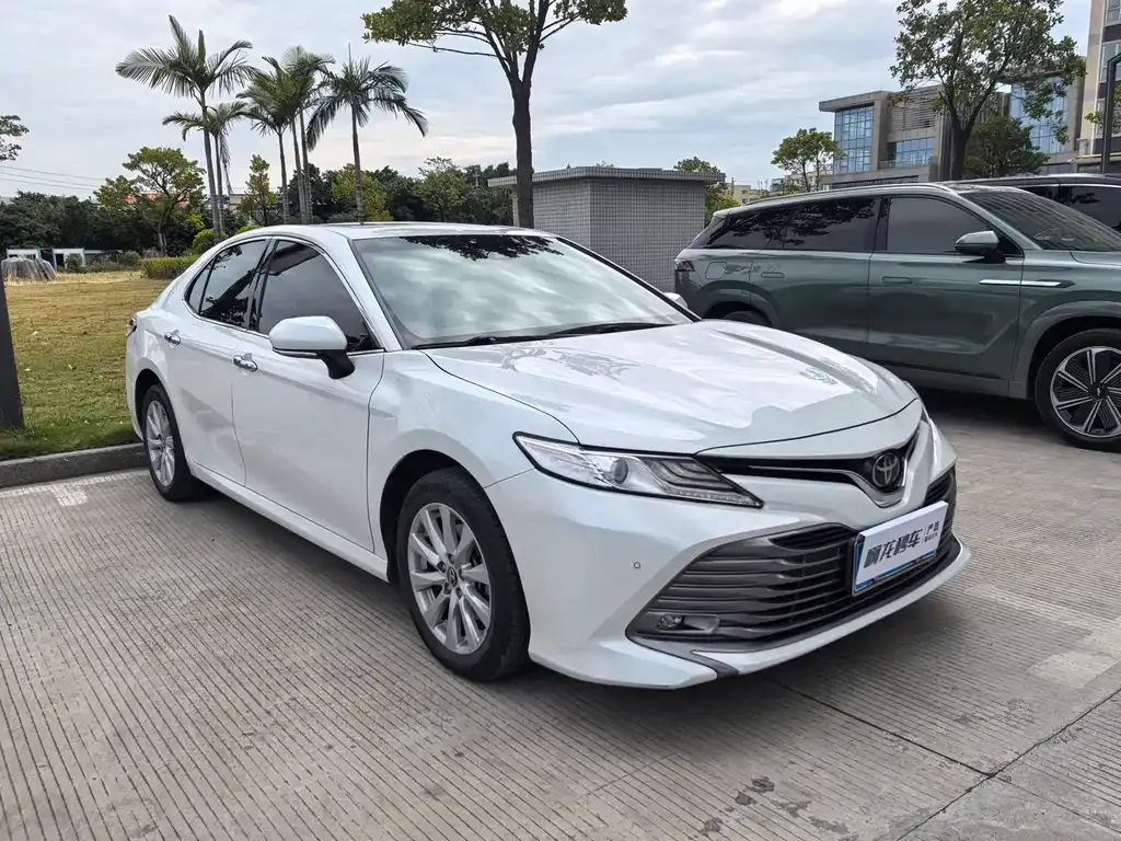 Toyota Camry — фото 3