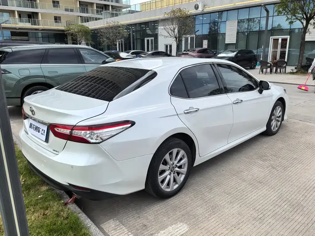 Toyota Camry — фото 8