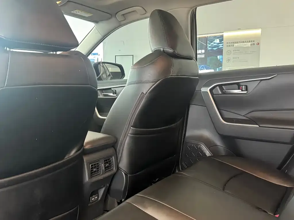 Toyota RAV4 2023 из CN, фото 10