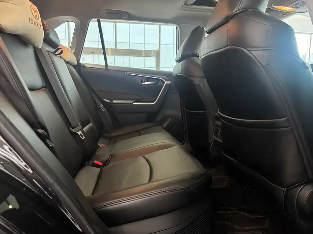 Toyota RAV4 2023 из CN, фото 9
