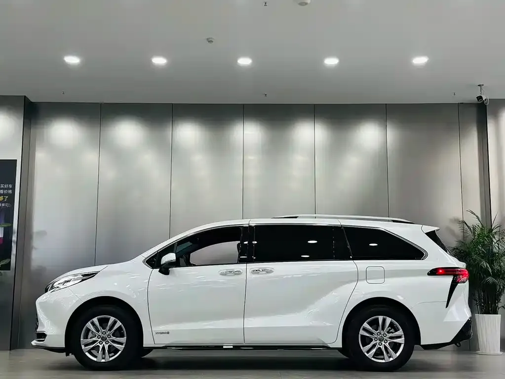 Toyota Sienna 2022 из CN, фото 3