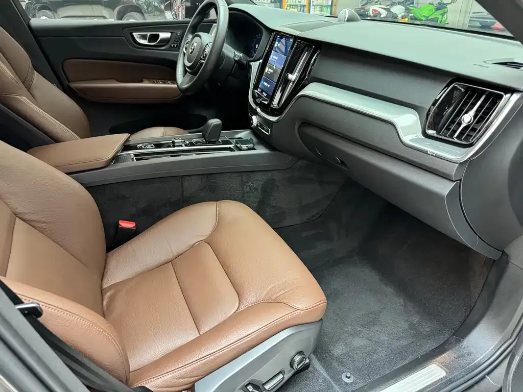 Volvo XC60 2023 из CN, фото 7
