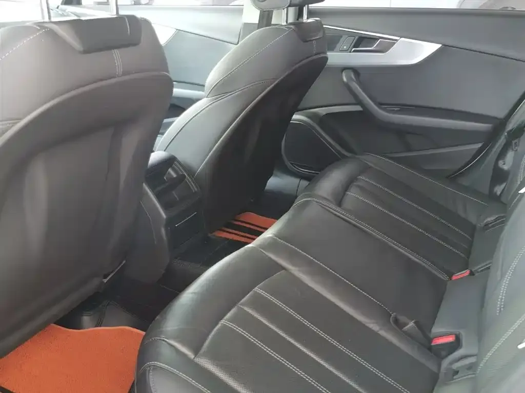 Audi A4L 2022 из CN, фото 5