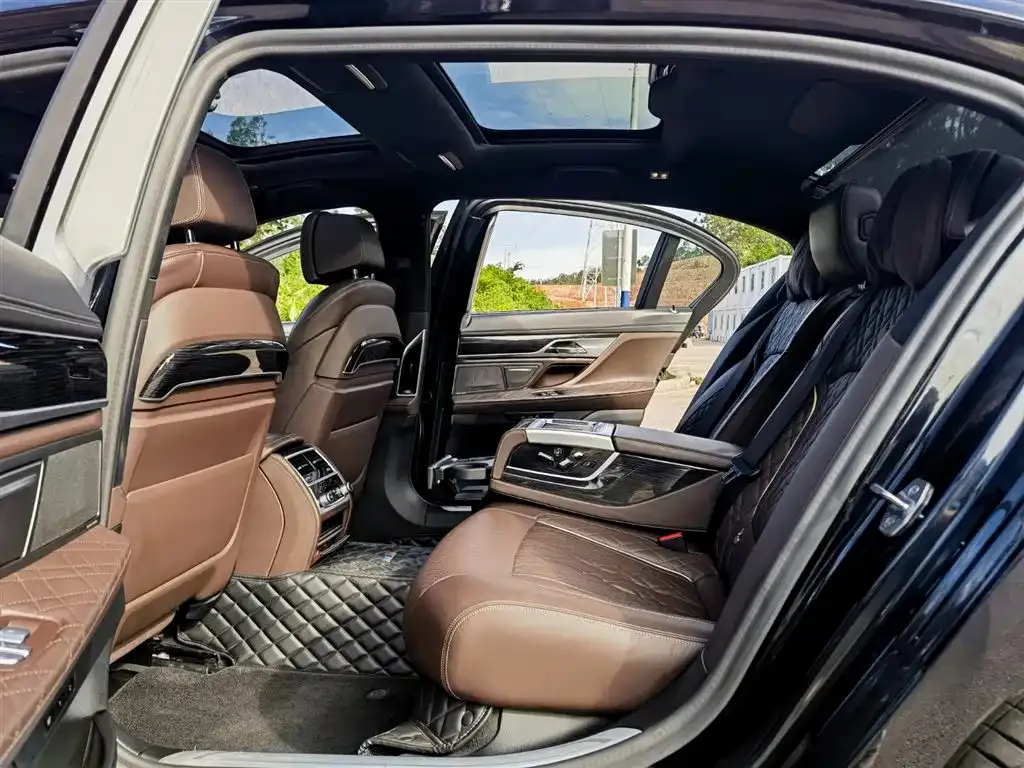BMW 7 Series 2021 из CN, фото 10