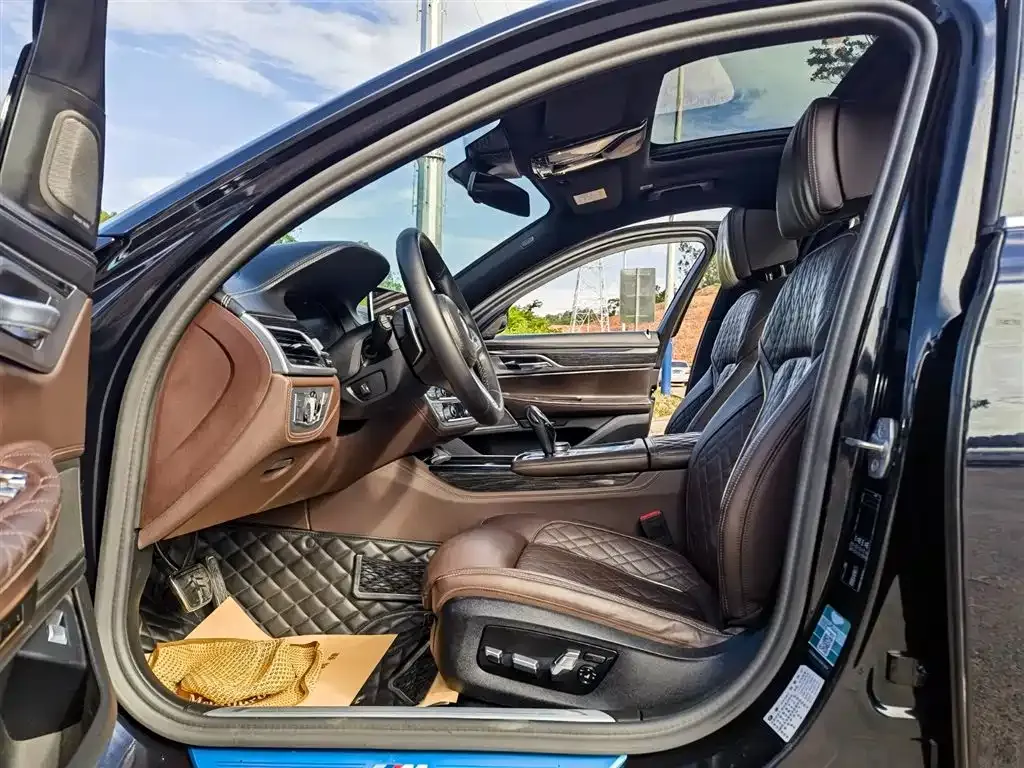 BMW 7 Series 2021 из CN, фото 9