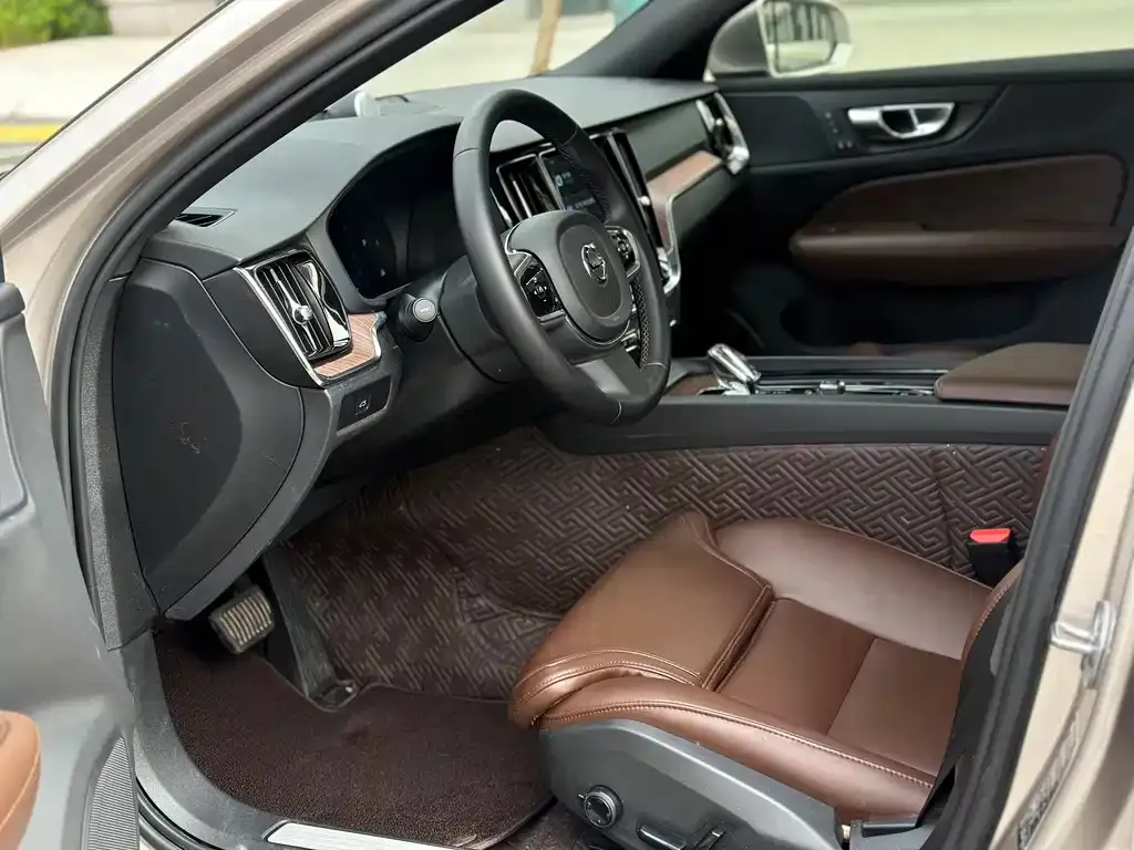 Volvo S60 2024 из CN, фото 4