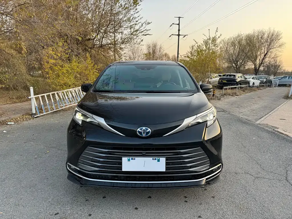 Toyota Sienna 2023 из CN, фото 2