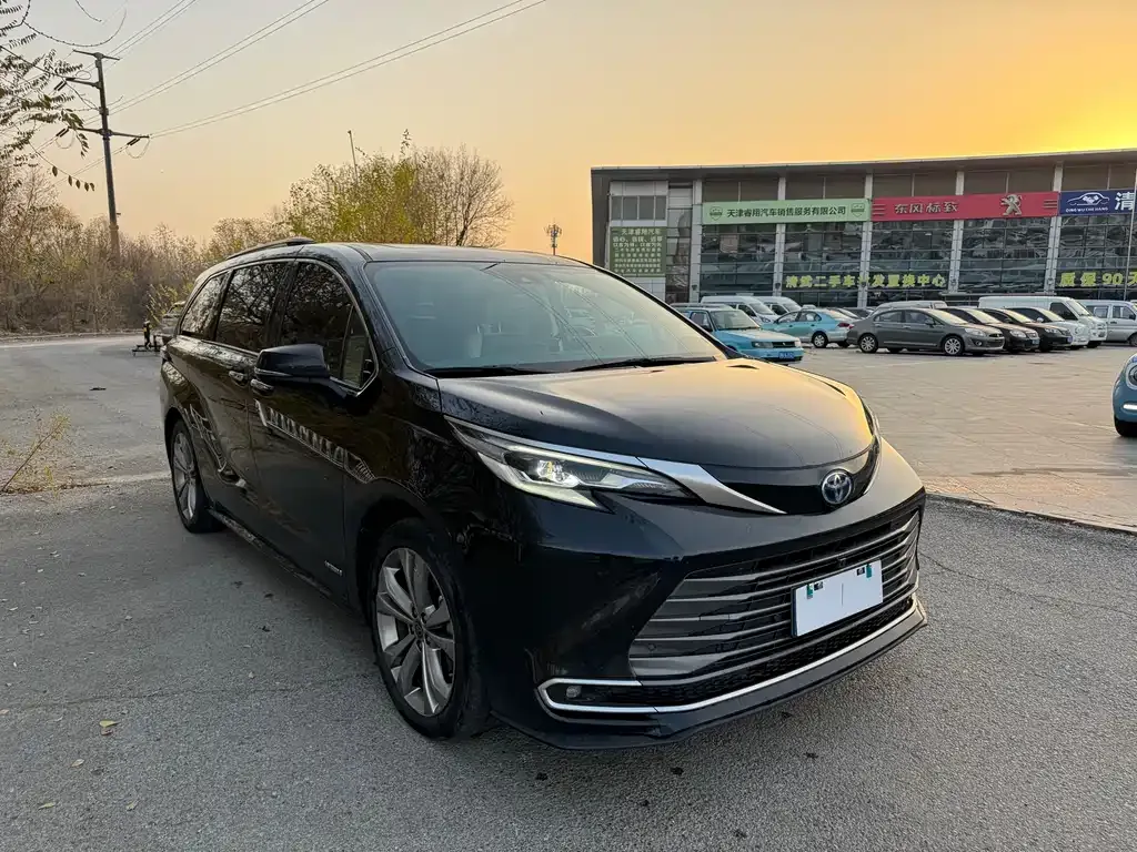 Toyota Sienna 2023 из CN, фото 3