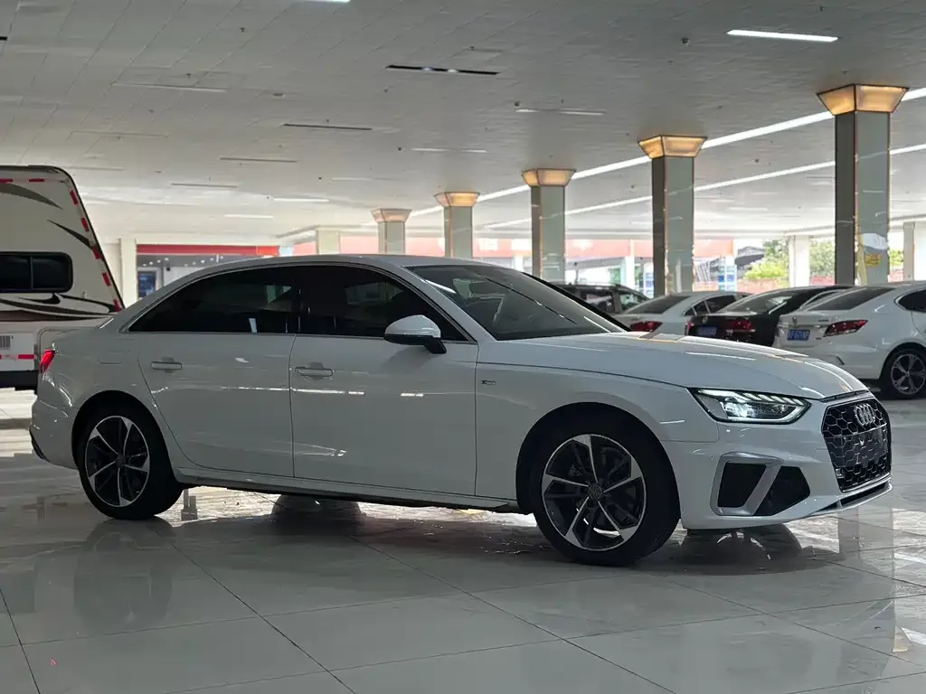 Audi A4L 2021 из CN, фото 3