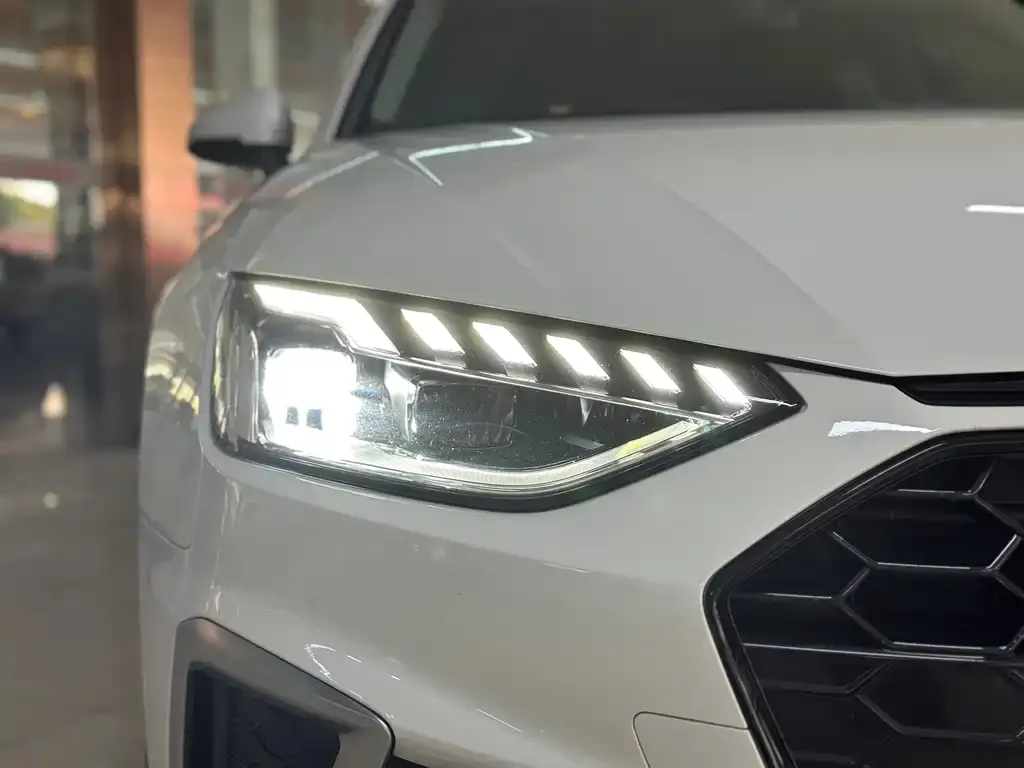 Audi A4L 2021 из CN, фото 4