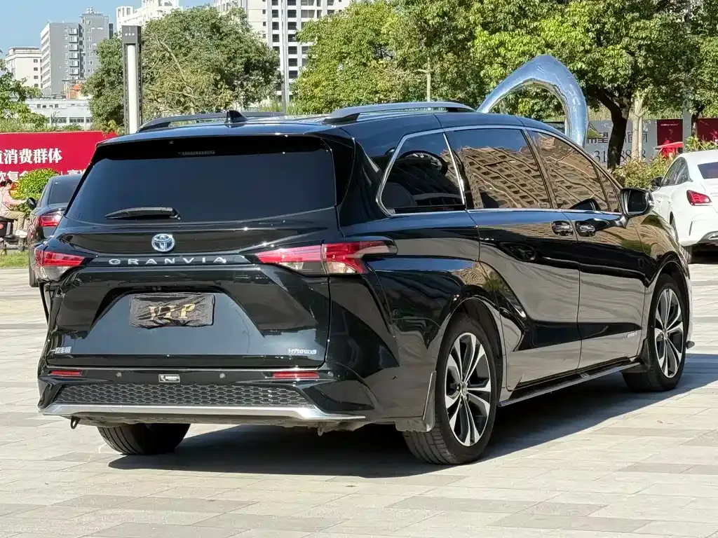 Toyota Granvia 2023 из CN, фото 3