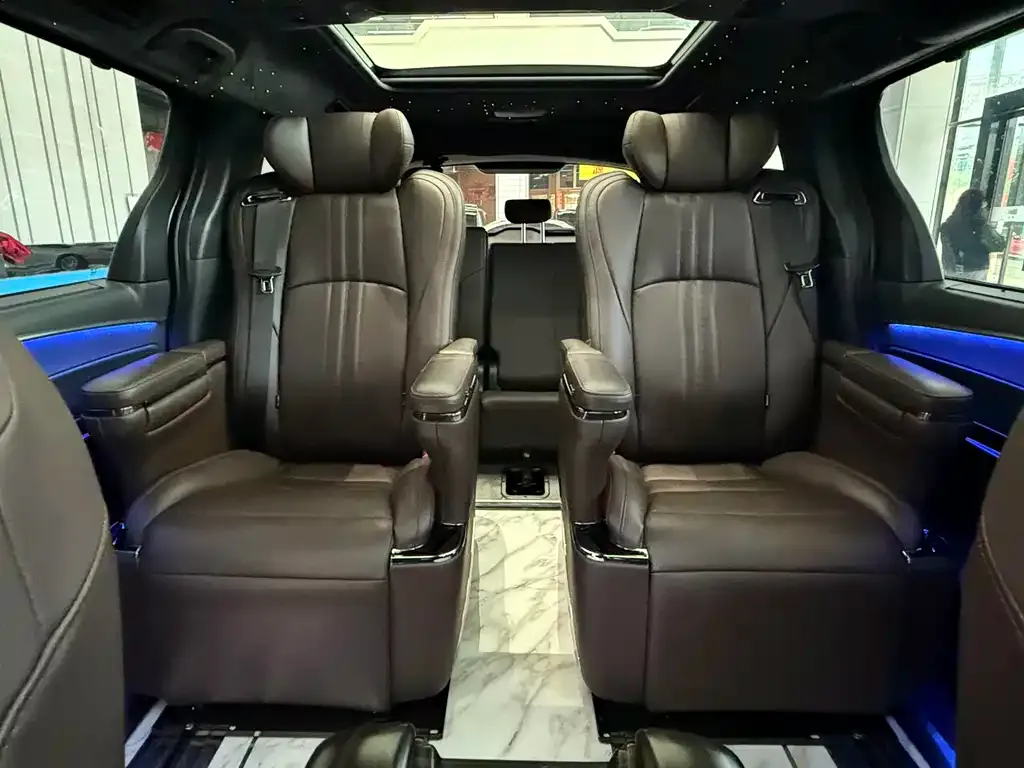 Toyota Granvia 2023 из CN, фото 9